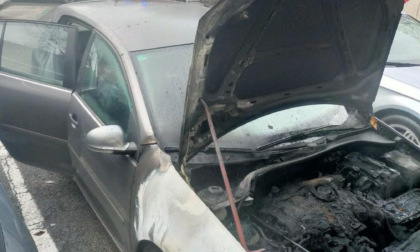 Auto in fiamme in corso Palestro