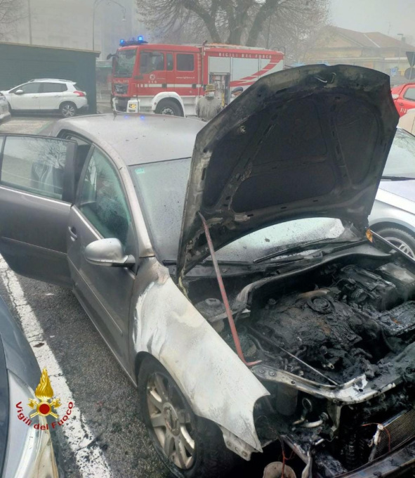 Auto in fiamme in corso Palestro