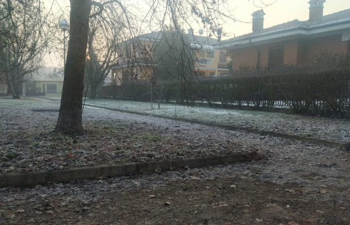 Via Campora ha sempre il suo tappeto di foglie