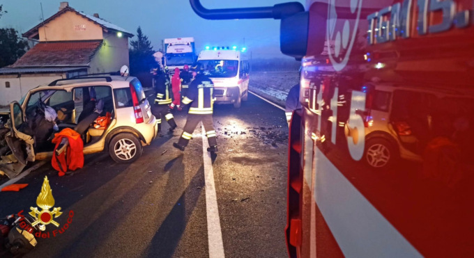 Frontale tra due auto in frazione Galli a Crescentino: due feriti