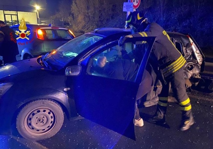 Scontro fra tre vetture: una persona in ospedale