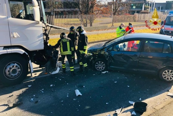 Auto contro camion: una donna in codice giallo