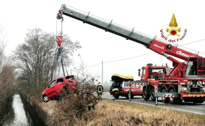 Trovata una donna morta nell’auto finita dentro il canale