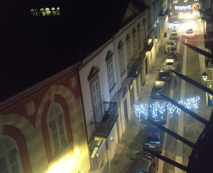 Prende a calci le auto in via Verdi