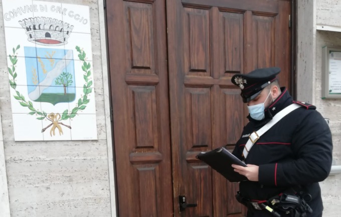 Mette colla nella serratura del municipio per ripicca di una multa