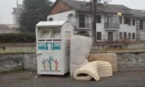 Davanti alla scuola De Amicis ingombranti abbandonati da più di una settimana