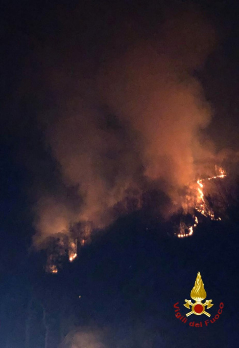 Varallo-Camasco: bosco in fiamme, operazioni in corso