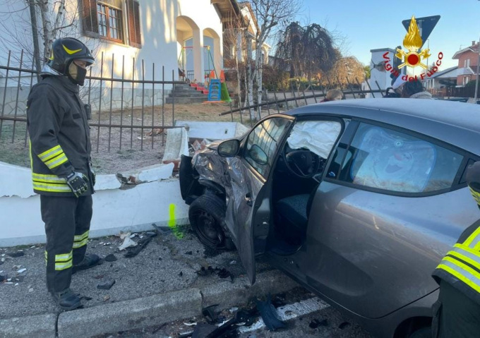 Schianto tra due auto in via Bertinetti