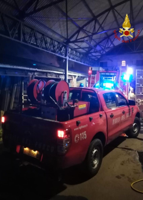 Gattinara: in fiamme azienda edile, danni a uffici, magazzino e tetto