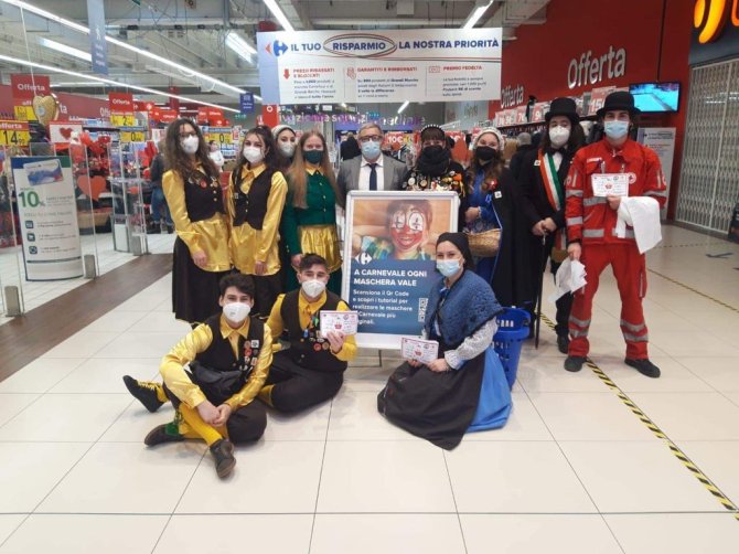 Le maschere vercellesi promuovono la raccolta alimentare con Cri di Vercelli e Carrefour