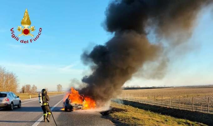 Auto a fuoco sulla “Bretella” Santhià-Stroppiana