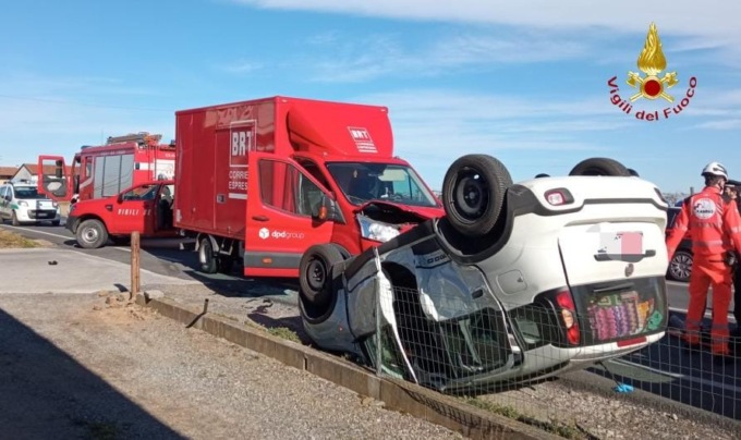 Frontale fra auto e furgone: due feriti estratti, sono in codice giallo