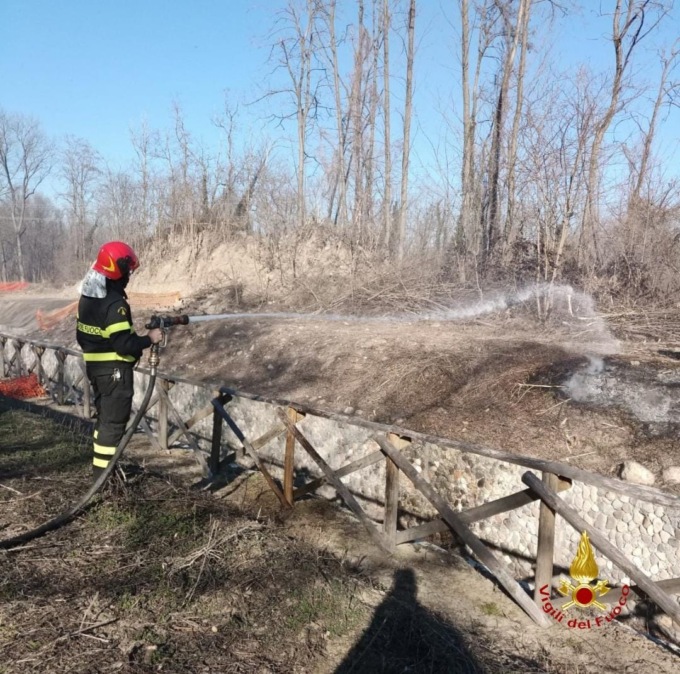 Incendio nelle campagne di Gattinara: intervengono i Vigili del Fuoco