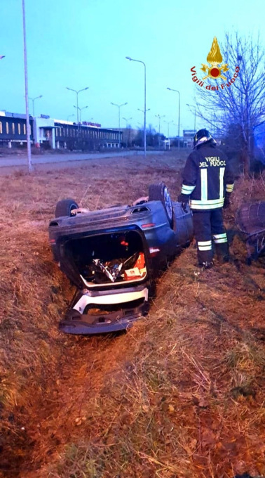 Capotta con l’auto a Prarolo: conducente incastrato nelle lamiere