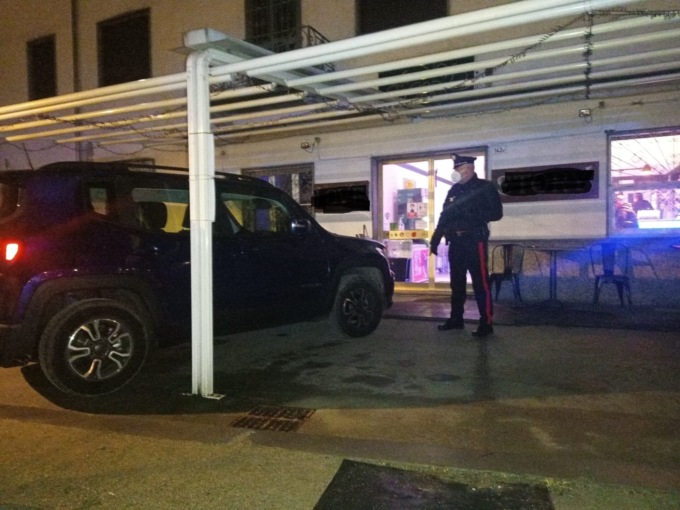 Il barista gli nega l’alcol perché è ubriaco e lui lancia l’auto contro il dehor