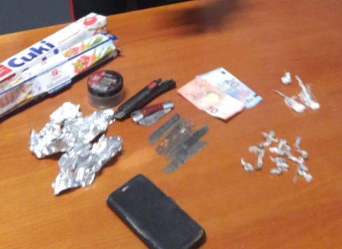 Pusher con il reddito di cittadinanza arrestato sul fatto dai Carabinieri