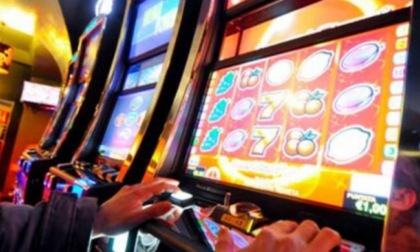 Perde 200 euro alle slot machine e sfascia l'apparecchio: denunciato a Santhia