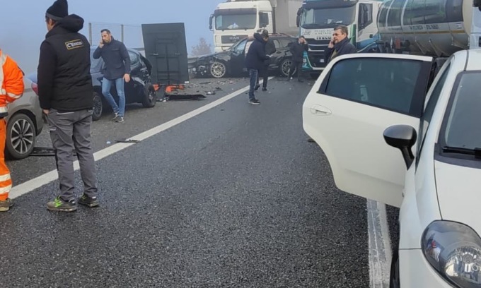 Maxi tamponamento sulla A26: due morti e diversi feriti. Traffico bloccato in direzione della Liguria