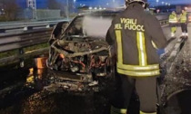 Santhià: furgone in fiamme sull'A4