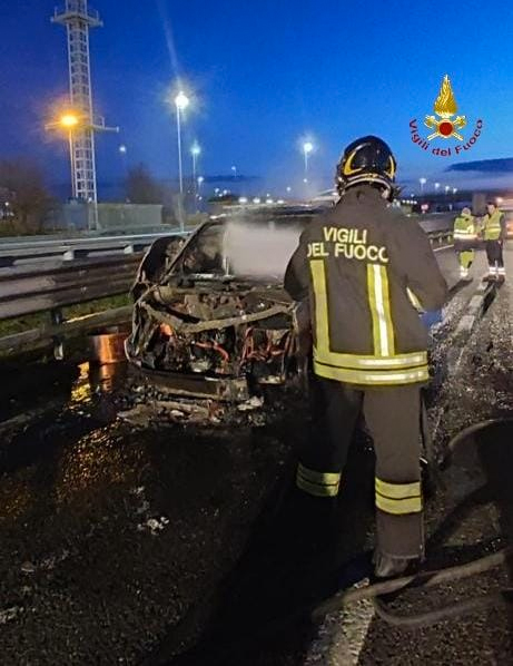 Santhià: furgone in fiamme sull’A4