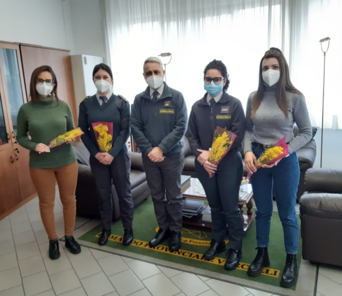 Una mimosa per le donne della Guardia di Finanza vercellese