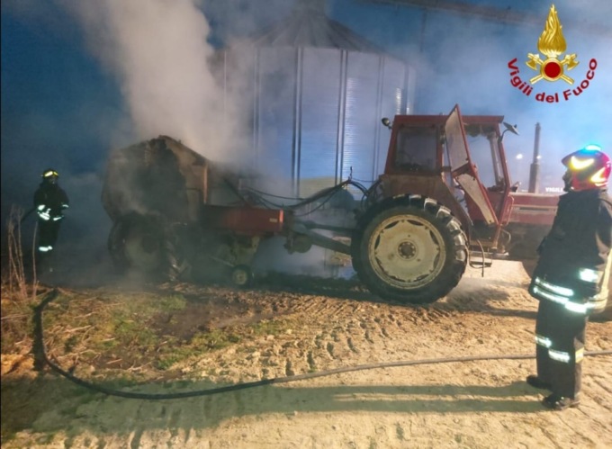 Incendio in cascina, provvidenziale intervento dei Vigili del Fuoco