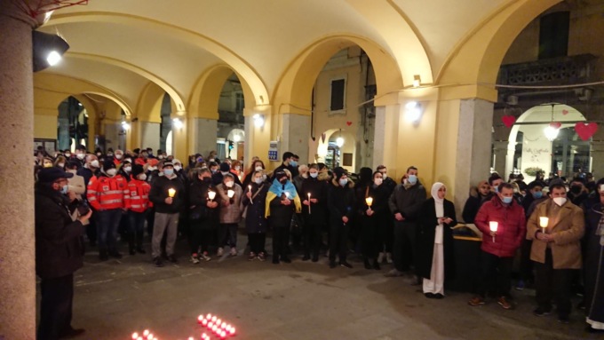 Trino per la Pace: partecipata fiaccolata inter religiosa e con diversi sindaci