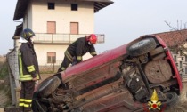 Auto si ribalta una ragazza finisce in ospedale