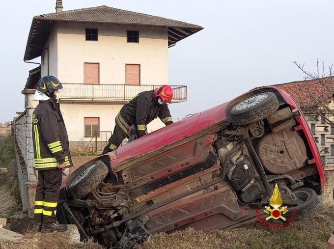 Auto si ribalta una ragazza finisce in ospedale