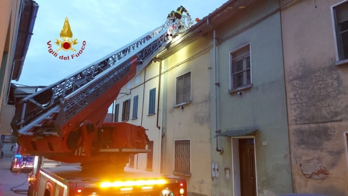 Incendio tetto a San Germano: provvidenziale intervento dei Vigili del Fuoco