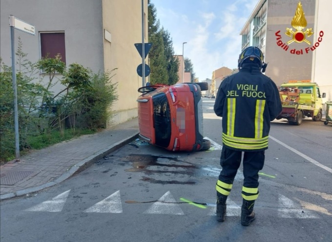 Schianto in Viale Rimembranza: auto si gira su un fianco
