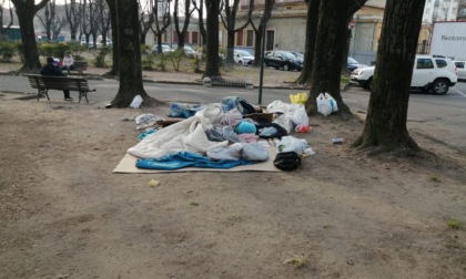Piazza Mazzini: profughi accampati. In piazza Camana resti di un "aperitivo"