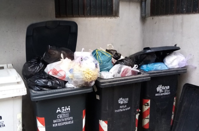 Cassonetti pieni: “Ma il servizio non doveva migliorare?”