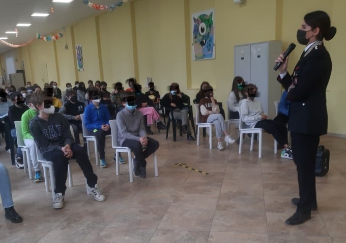 Social e Cyberbullismo: le lezioni dei carabinieri nelle scuole
