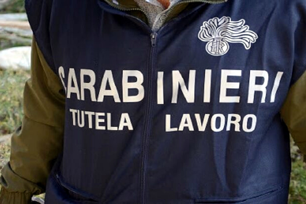 Due lavoratori su tre erano in nero: multa da 2.500 euro a un bar vercellese