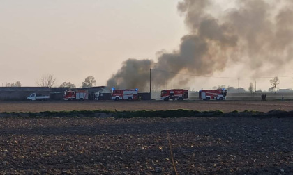 San Germano: capannone in fiamme, intervenuti quattro mezzi dei Vigili del Fuoco