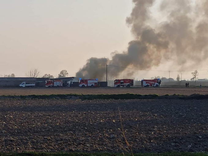 San Germano: capannone in fiamme, intervenuti quattro mezzi dei Vigili del Fuoco