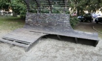 Maxi panchina nei giardini di S. Andrea in condizioni pietose