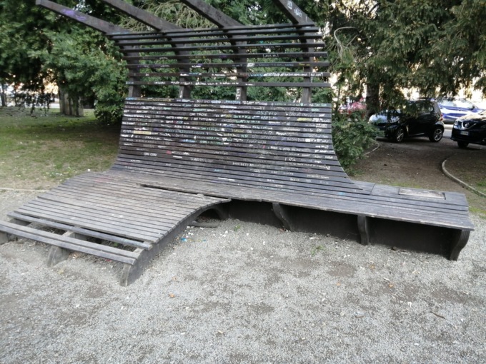 Maxi panchina nei giardini di S. Andrea in condizioni pietose
