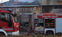 Brucia l'ex Consorzio Agrario a Tronzano