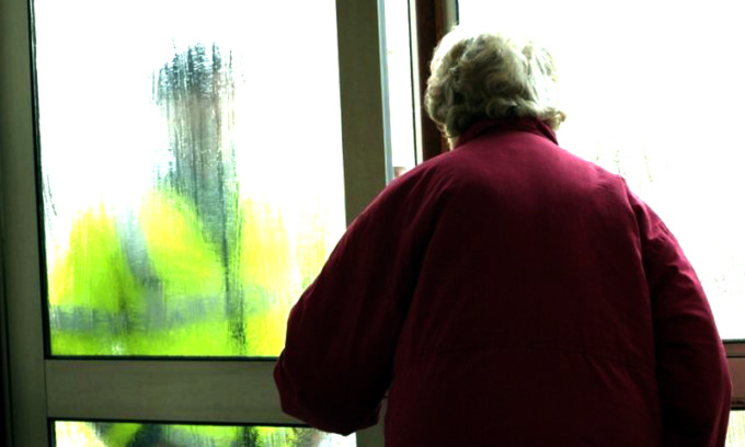 Finto operatore sanitario truffa una donna di 58 anni a Trino