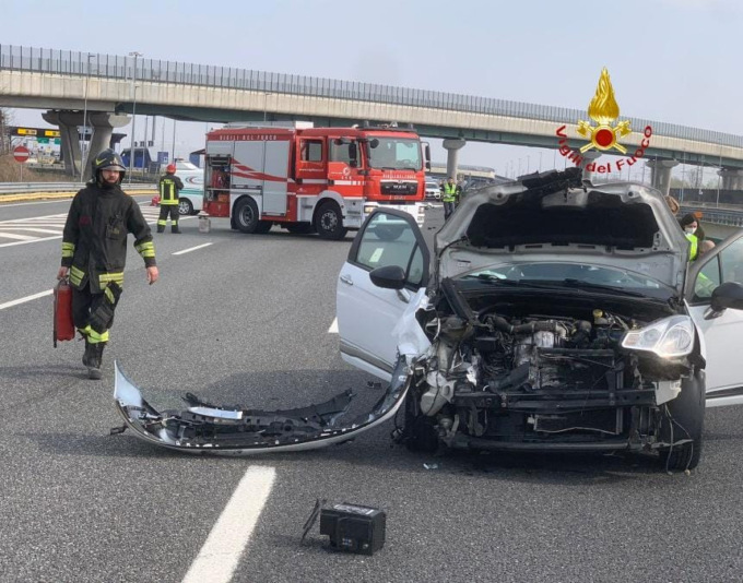 Scontro sull’autostrada A4 a Borgo d’Ale: tre persone in ospedale