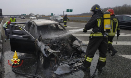 Auto in fiamme sull'autostrada A4 a Santhià