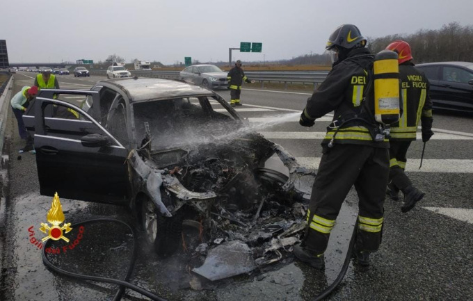 Auto in fiamme sull’autostrada A4 a Santhià
