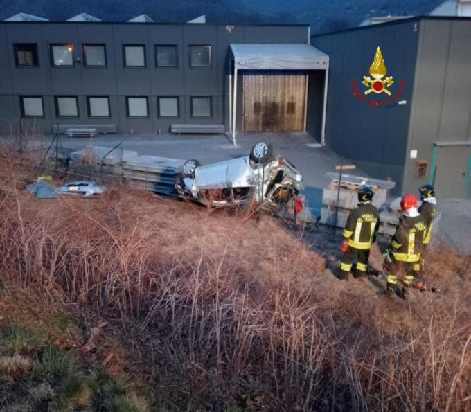 Auto fuori strada a Quarona: donna incastrata tra le lamiere