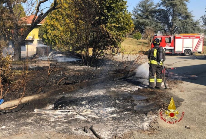 Sterpaglie in fiamme nel cortile di un’abitazione privata