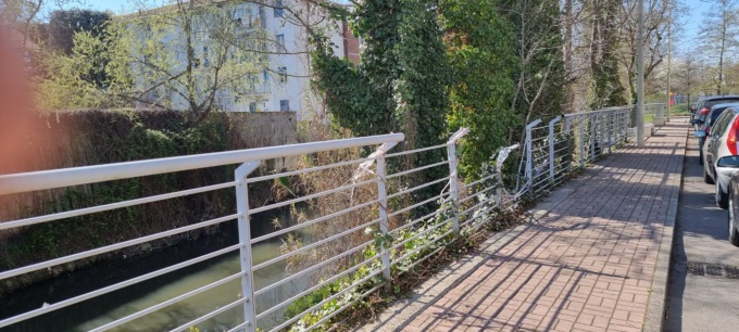 Parapetto rotto in via Luppi: “Qui si rischia di cadere nel Cervetto”