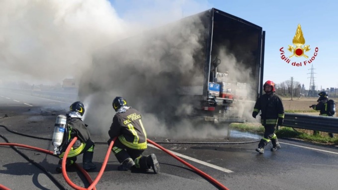 Tangenziale Nord chiusa per incendio autocarro