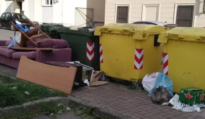 Anarchia totale: un salotto per strada e si banchetta sulle panchine…