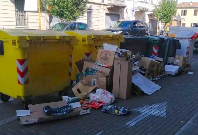 Vercelli offesa: spazzatura e pisciate in centro, lo schifo infinito